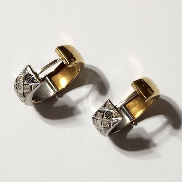 [SOLD] 80's 2.1g 18K Gold Engraved Design Etched Huggie Earrings - Picture 6 of 16